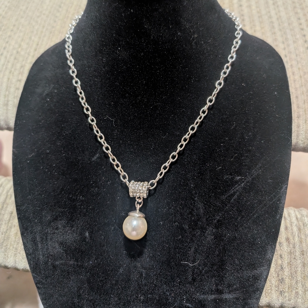Faux Pearl Pendant Necklace White Round Pearl Silver Tone Chain Classic Elegant